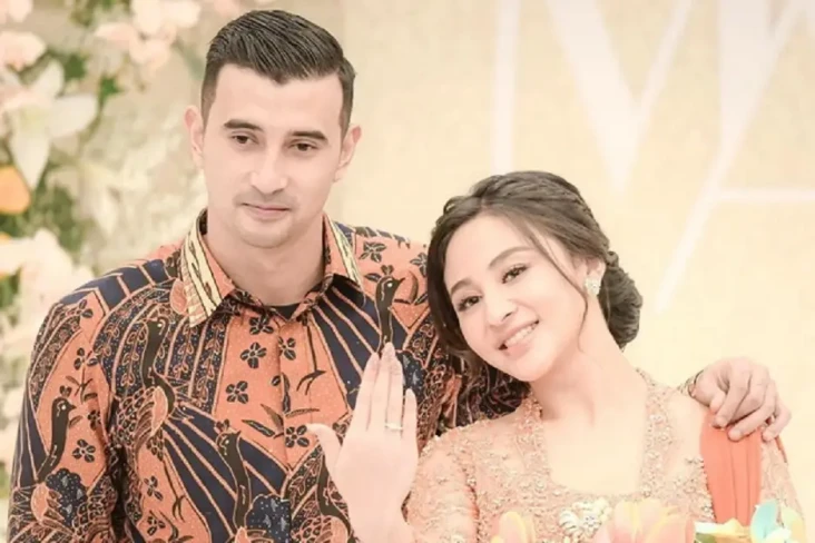 7 Pasangan Artis Jadi...