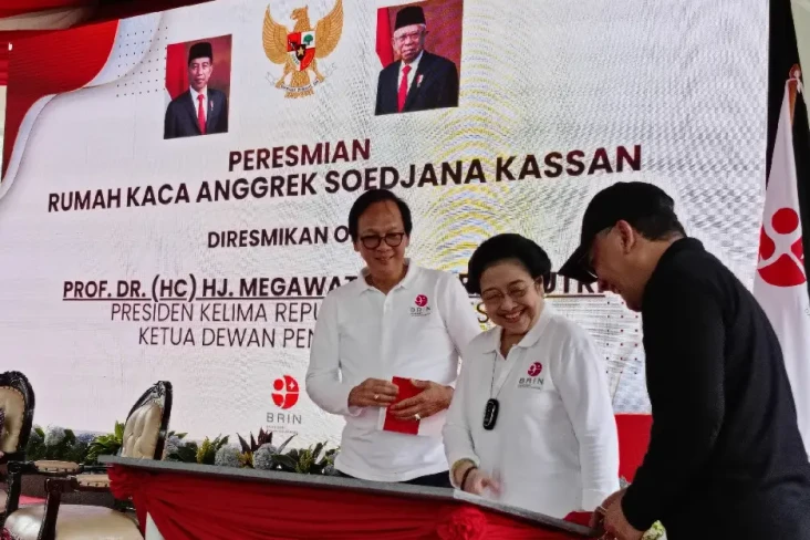 Resmikan Rumah Kaca...