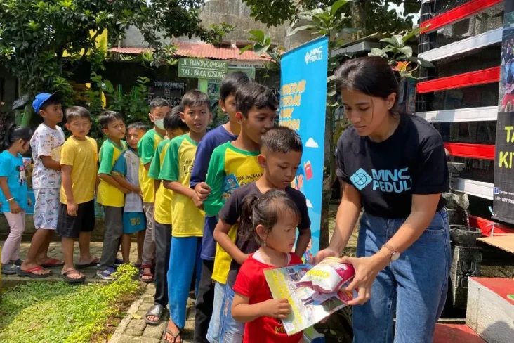 Peringati Hari Buku...
