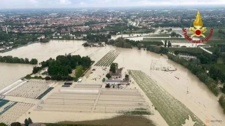 Italia Banjir Bandang,...