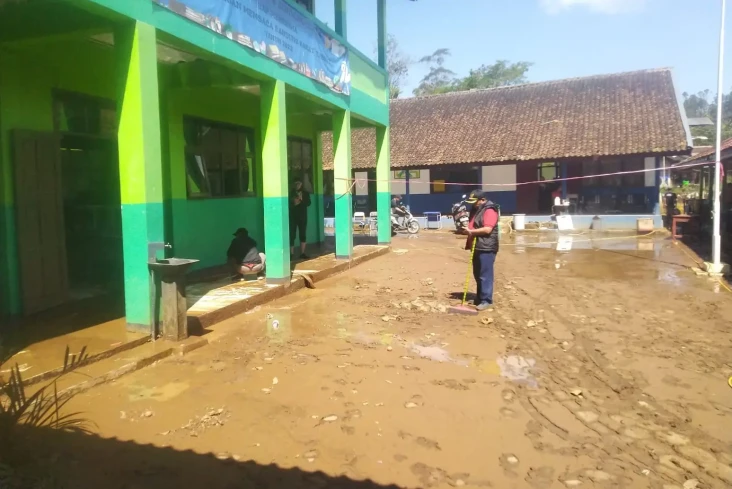 Dihantam Banjir Bandang,...