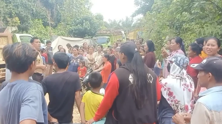 Puluhan Emak-emak Tutup...