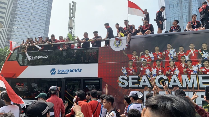 Fans Berebut Minta Tanda...