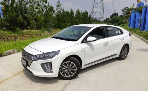 Intip Koleksi Mobil...