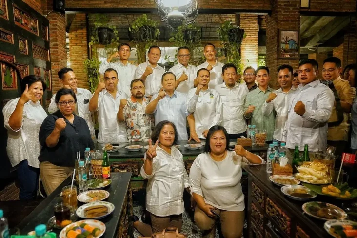 Di Hadapan Prabowo dan...