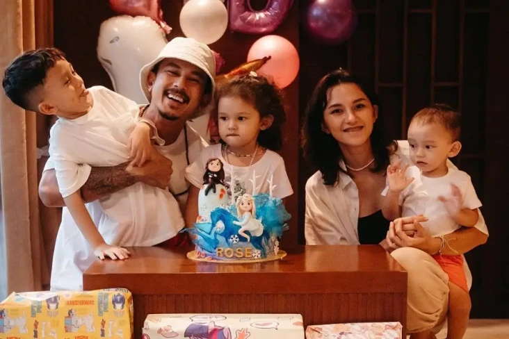 Profil Tiga Anak Dahlia...