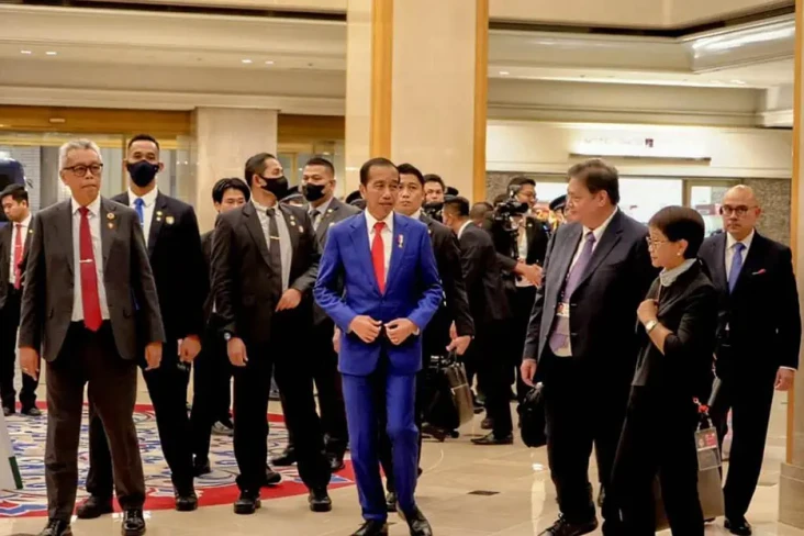Jokowi Didampingi Menko...