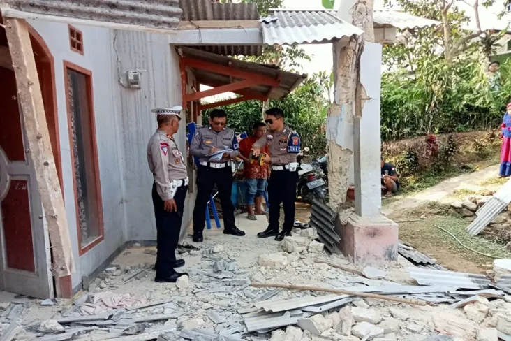 Truk Tabrak Rumah di...