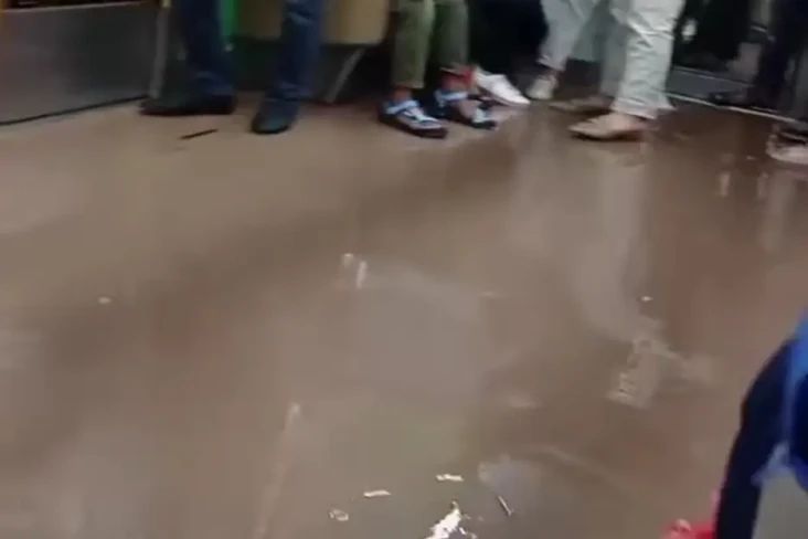 Hujan Deras, Lantai...