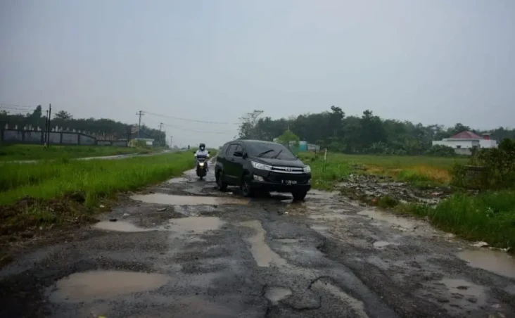Banyak Jalan Rusak di...