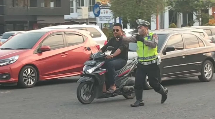 Pelanggaran Lalu Lintas...