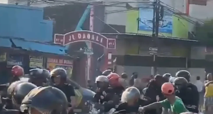 Mencekam! Massa 2 Kubu...