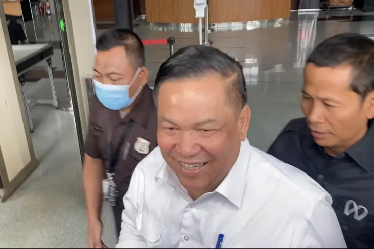 Sekda Riau Hanya Tersenyum...