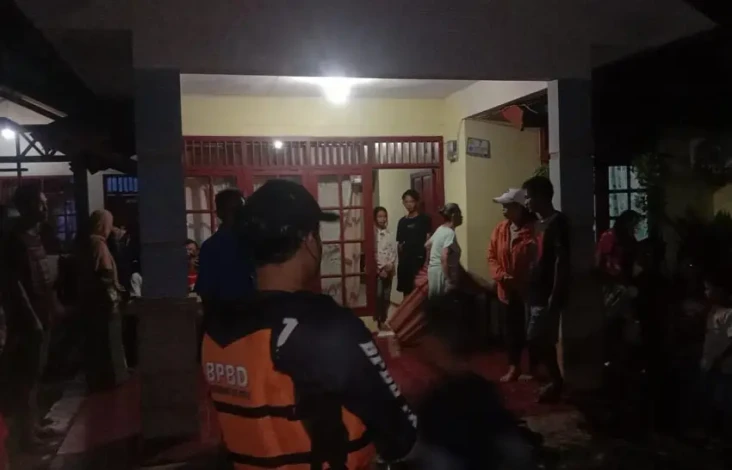 Pria Terseret Arus Hujan...