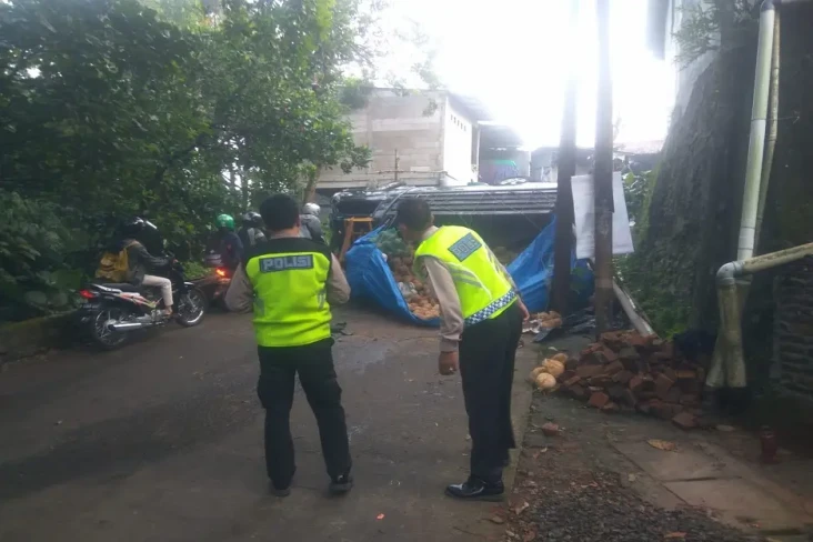 Mobil Pikap Tak Kuat...
