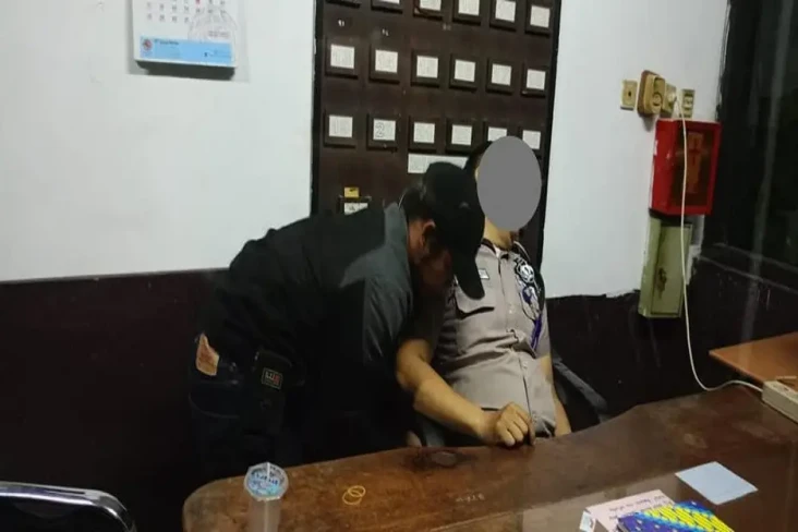 Dikira Tidur di Pos...