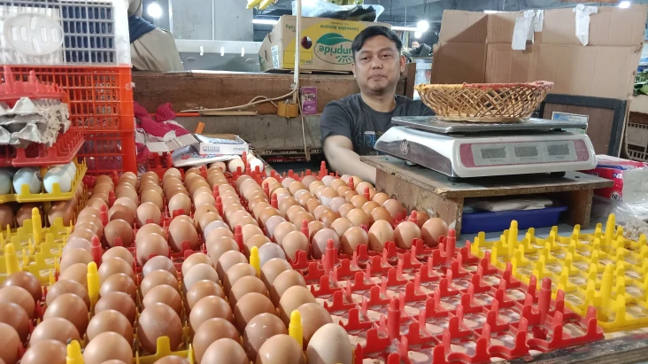 Pedagang Pasar Ngeluh,...
