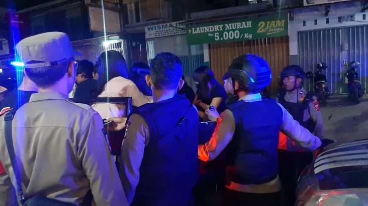 Asyik Bermesraan di...