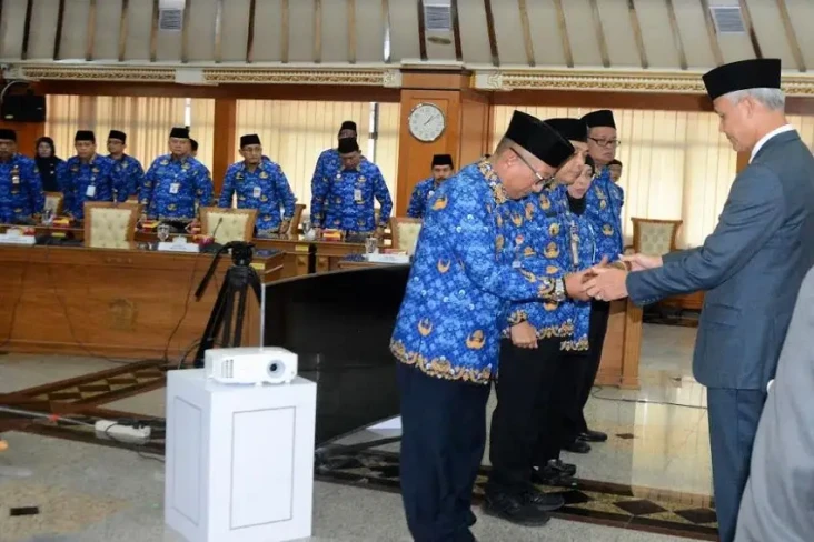 Ganjar Serahkan SK Perpanjangan...