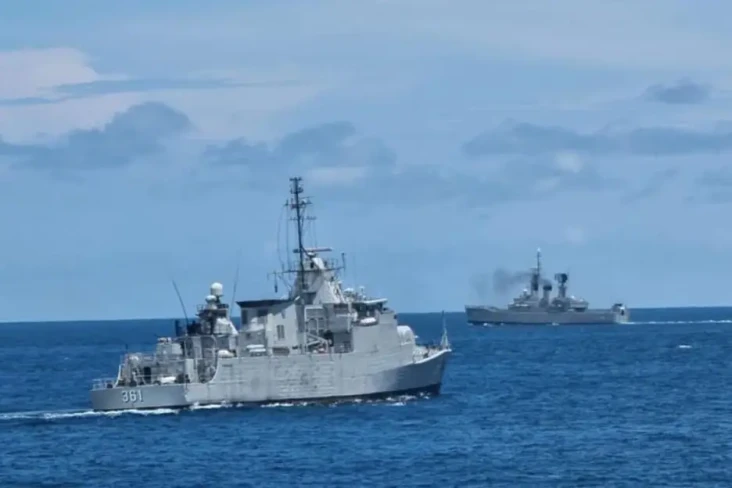 13 Kapal Perang dan...