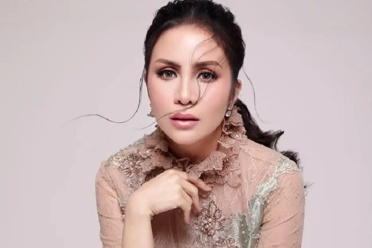 8 Kolam Renang Mewah...