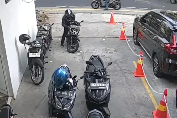 Hitungan Detik, Motor...