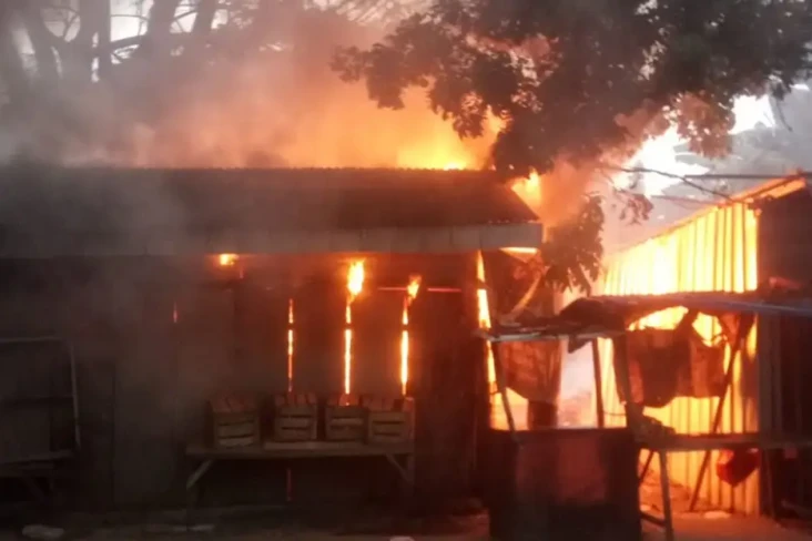 Bakar Sampah Picu Kebakaran...