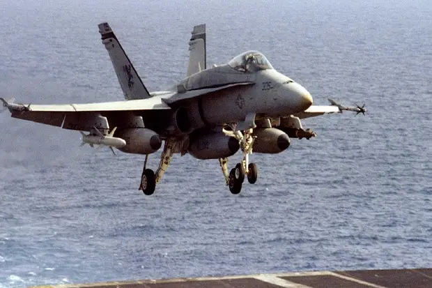 Spesifikasi F-18 Hornet,...