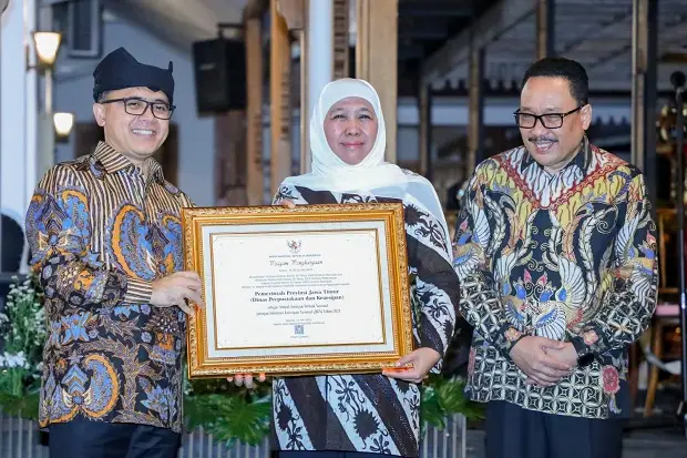 Gubernur Khofifah Terima...
