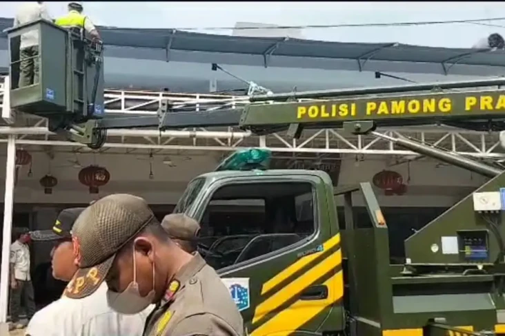 Gunakan Alat Berat,...