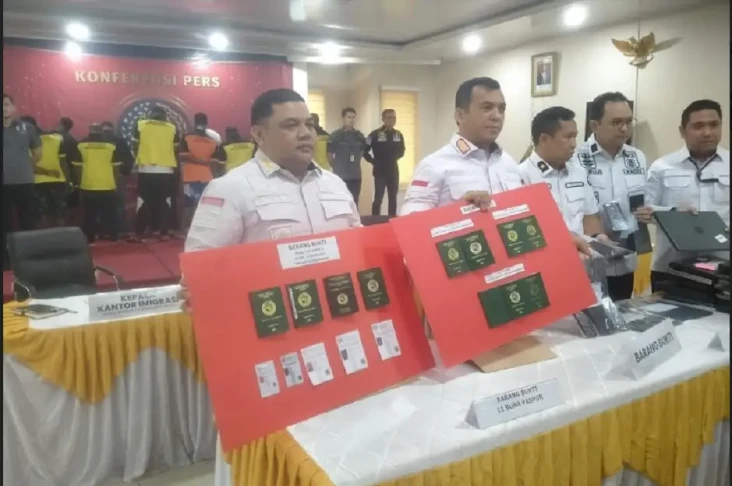 Palsukan Kartu Izin...
