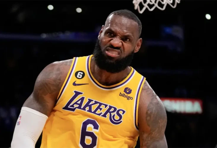 LeBron James Pertimbangkan...