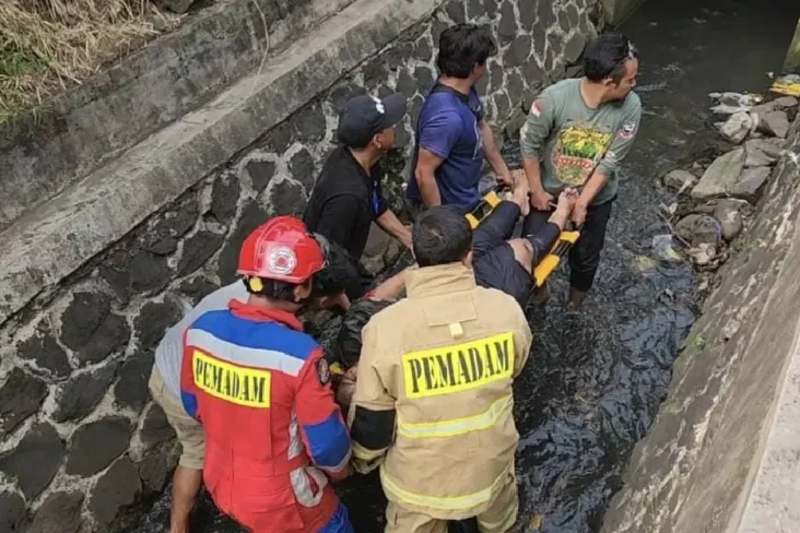 Gagal Menyalip, Pemotor...