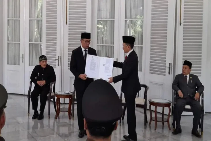 Gubernur Jabar Serahkan...
