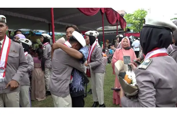 Isak Tangis Warnai Wisuda...