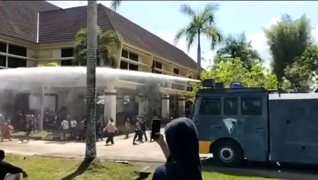 Unjuk Rasa di DPRD Sekadau...