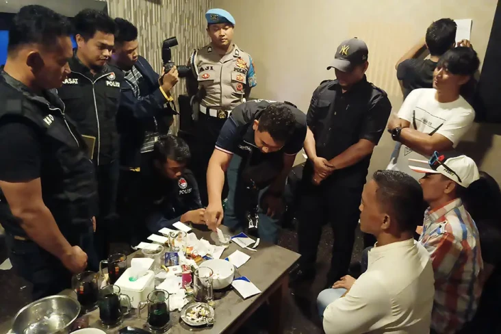Petugas Gabungan Razia...