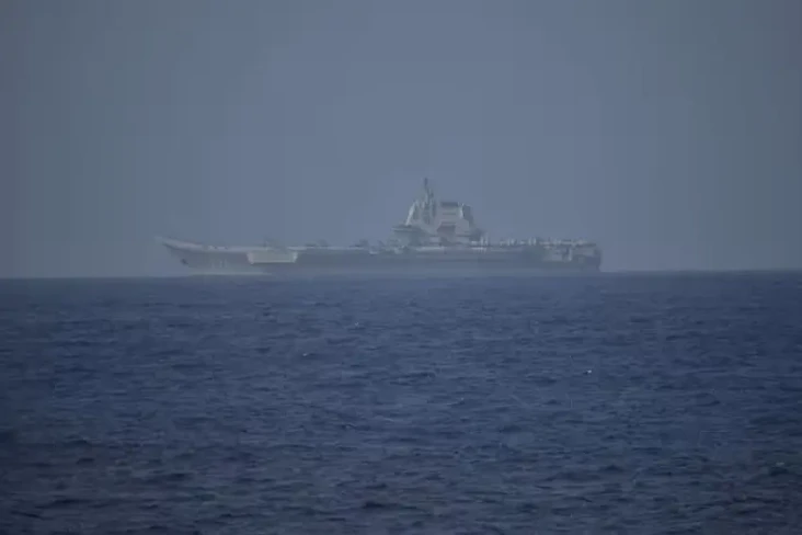 Kapal Induk China Lintasi...