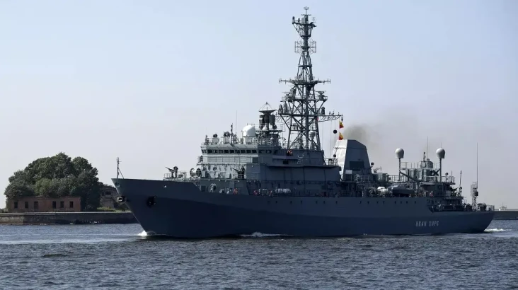 Kapal Pengintai Rusia...
