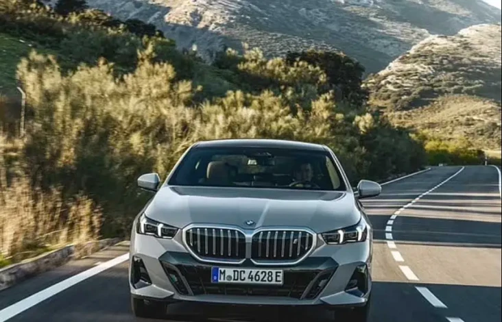 Mobil Listrik BMW Saloon...