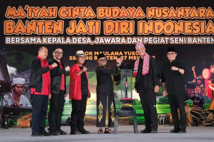 Ganjar Diberi Golok...