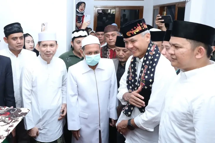 Ganjar Sowan ke KH Tubagus...