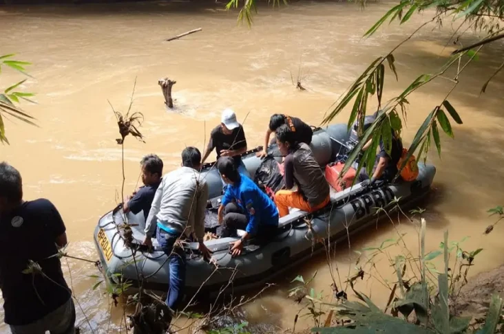 Cari Ikan di Sungai,...