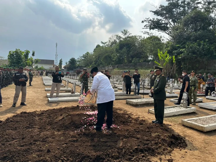 Prabowo Beri Penghormatan...