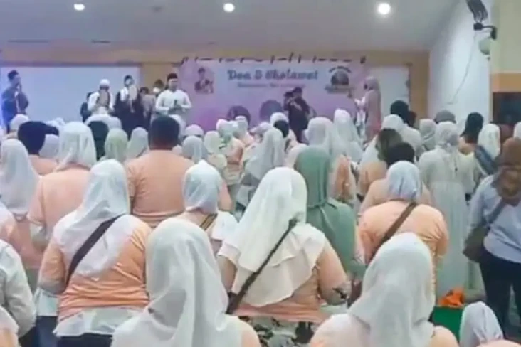 Ratusan Emak-emak Ikut...
