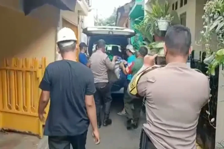 Cium Bau Busuk, Warga...