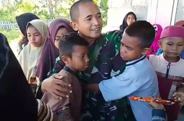 Ajari Anak-anak di Pulau...