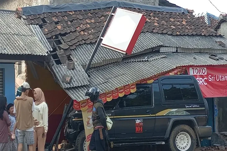 Mobil Tabrak Warung...