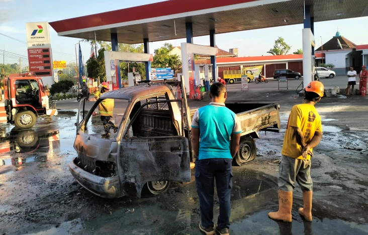 Pengemudi Main HP Saat...