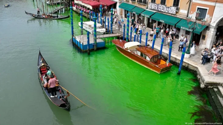 Warna Air Kanal Venesia...